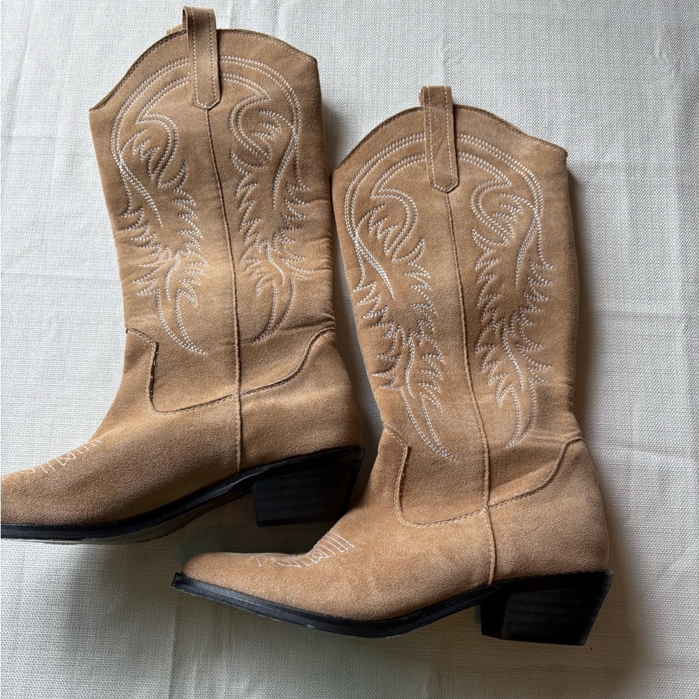 NWOT - Tan Suede Western Cowboy Boots - Size 40